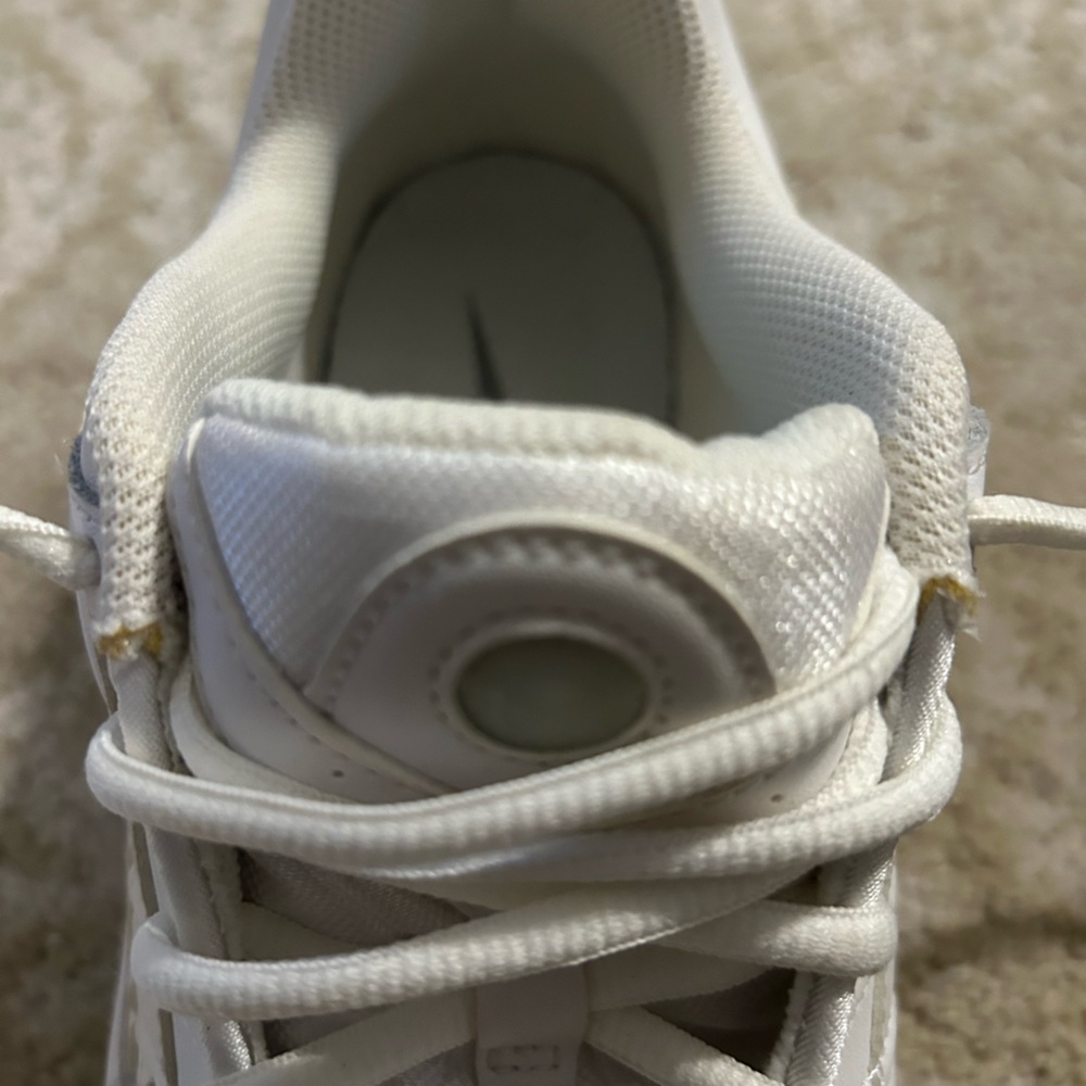 NWOT Nike women’s tie up white tennis shoes. - Picture 6 of 9